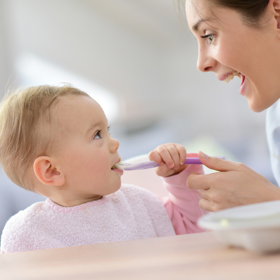 Kinderlöffel | Mutter | Kind | Produktfoto | Webshop Foto | Taubeler Produktfotos
